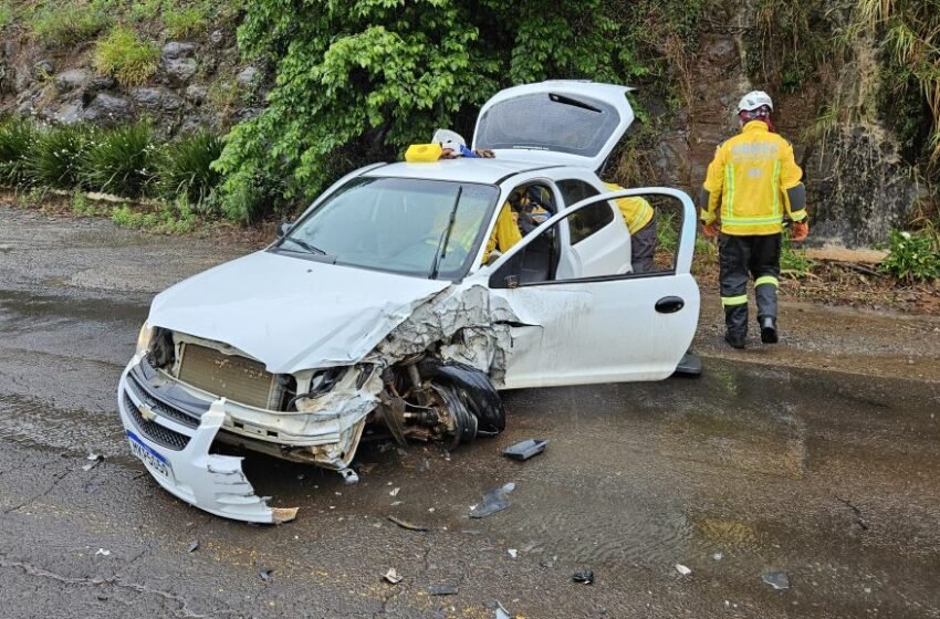 Condutora é encaminhada ao hospital após colisão entre Celta e carreta na SC-283 em Seara