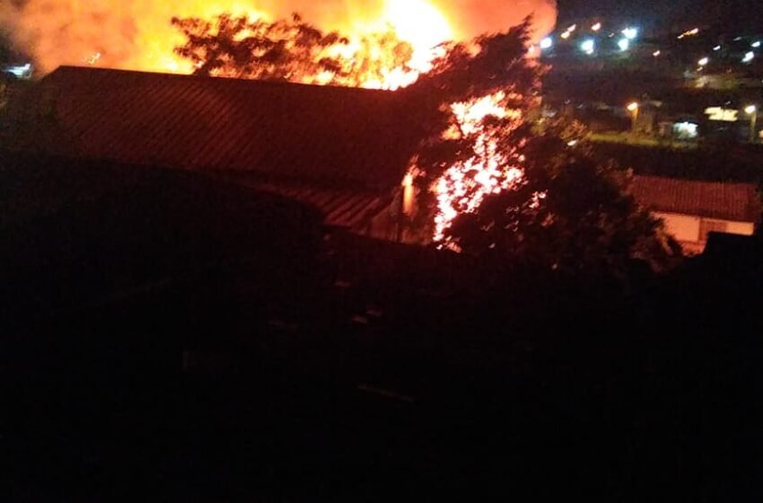  Incêndio destrói residência no bairro Nossa Senhora de Lourdes em Xanxerê
