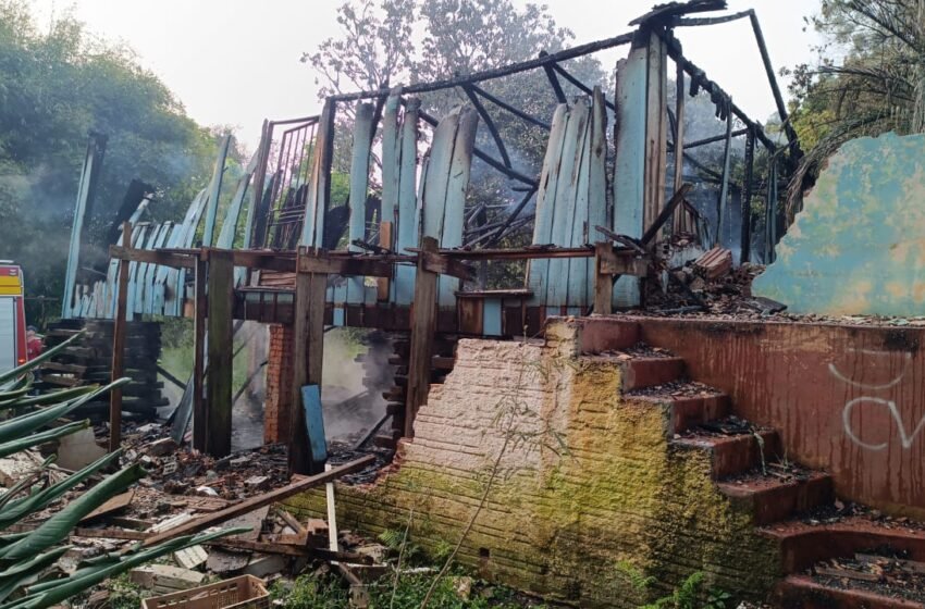  Incêndio destrói residência no Bairro Vila Rica em Chapecó