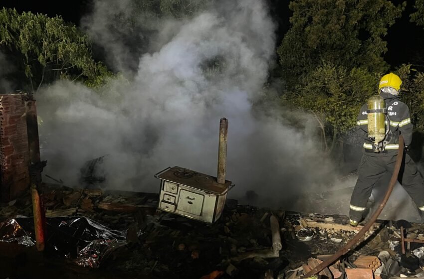 Incêndio em residência em Chapecó deixa uma vítima fatal