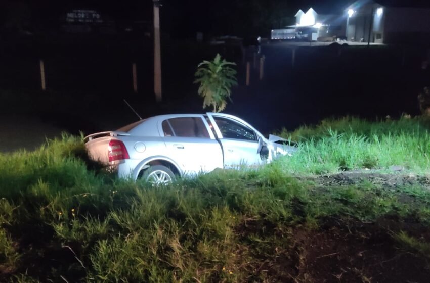 Bombeiros atendem acidente de trânsito com saída de pista na BR-282