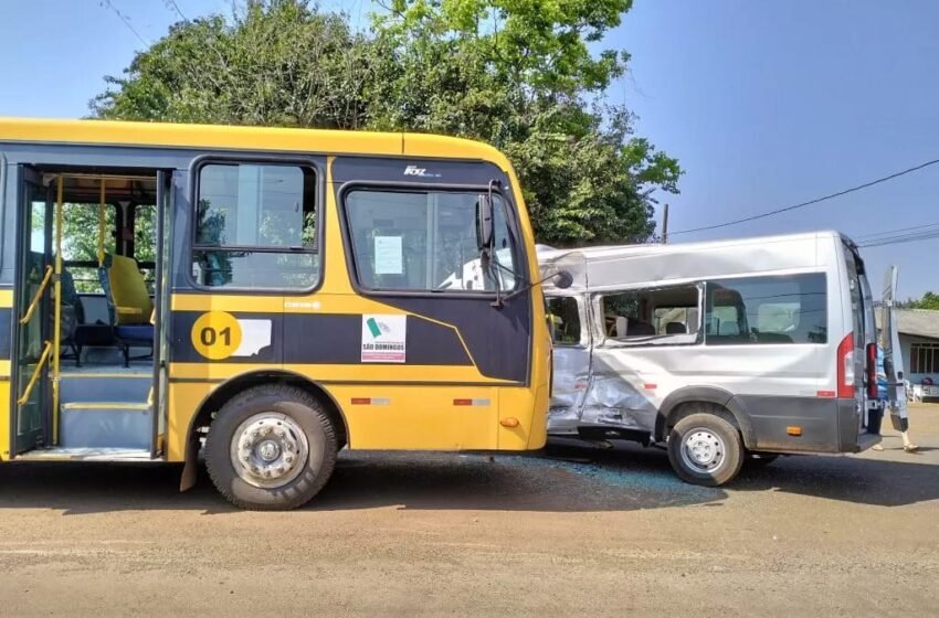 Acidente entre ônibus escolar e van no centro de São Domingos