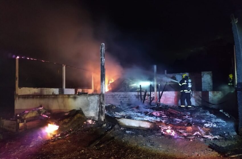  Incêndio em galpão deixa 15 animais mortos no interior de Faxinal dos Guedes