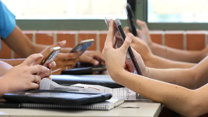 MEC prepara projeto de lei para proibir uso de celulares em salas de aula