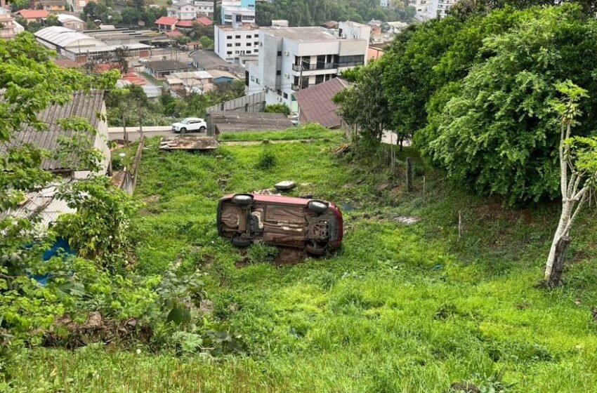 Veículo desgovernado cai em barranco no centro de Seara