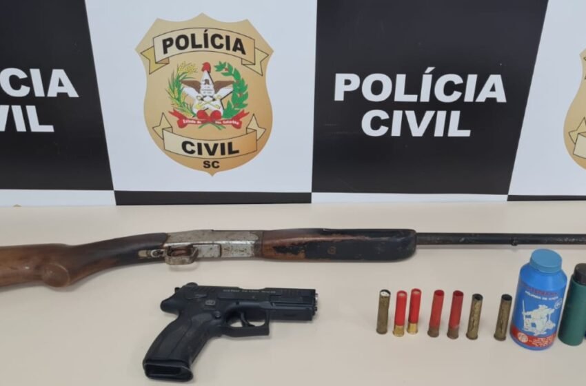 Polícia Civil cumpre mandado de busca e apreensão e apreende armas em residência