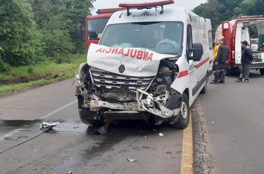 Colisão frontal na BR-282 deixa três feridos, incluindo idosa de 90 anos