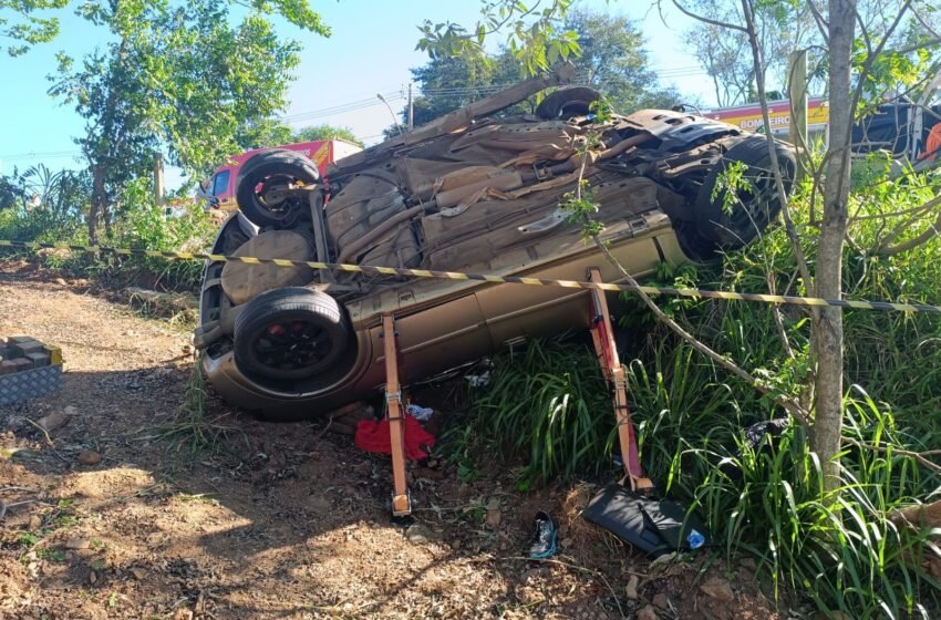Colisão entre dois veículos seguida de capotamento deixa três feridos em Chapecó