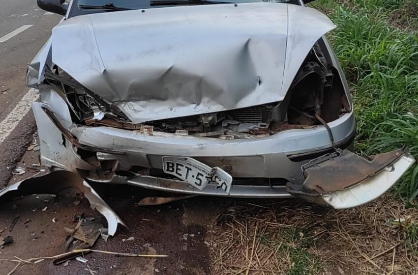 Acidente de trânsito deixa três feridos após colisão frontal