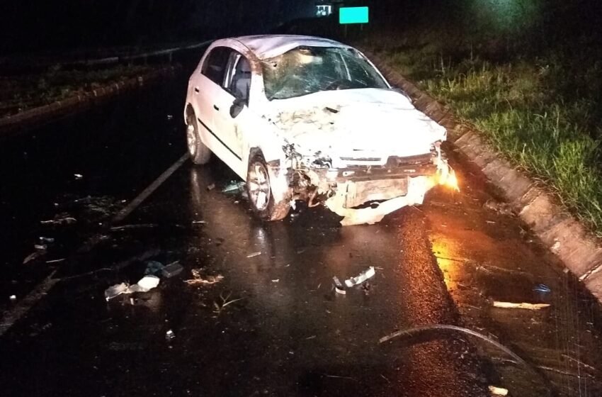 Condutor escapa ileso de acidente com saída de pista e tombamento na BR-282