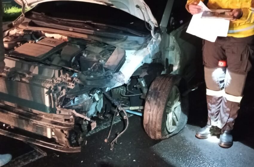 Colisão frontal entre dois carros deixa uma vítima com lesão na BR-282