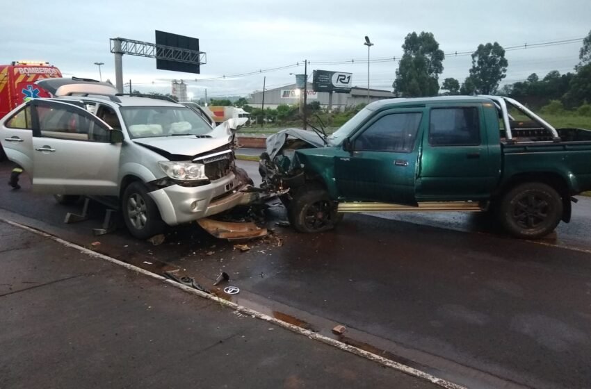 Colisão frontal entre duas caminhonetes na BR-480 deixa três feridos em Chapecó