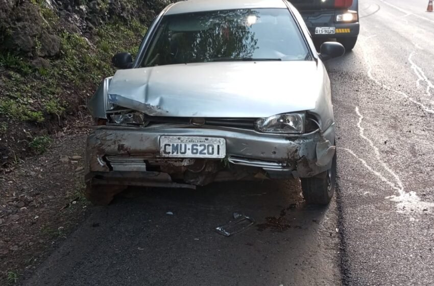 Acidente de trânsito na BR-282: Veículo sai da pista e colide com barranco