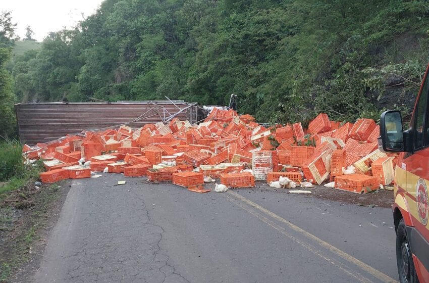 Capotamento de caminhão bloqueia rodovia SC-155