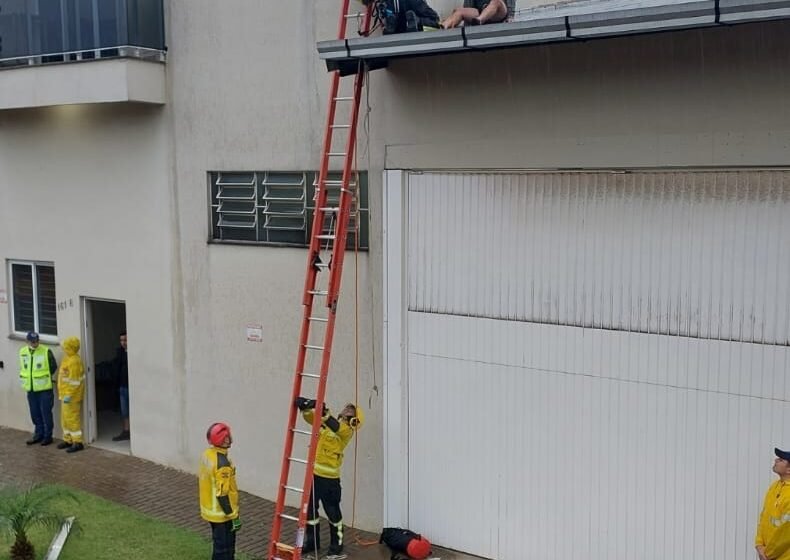 Homem resgatado de telhado de barracão em Chapecó após ficar preso durante chuva