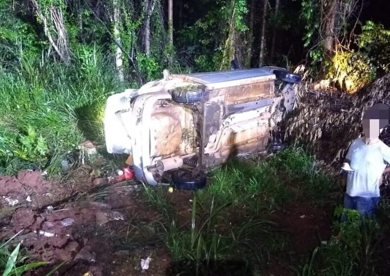 Veículo de aplicativo sai da pista e tomba em ribanceira