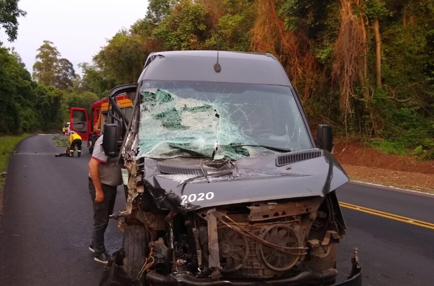 Acidente entre caminhão e van deixa seis feridos na BR-282