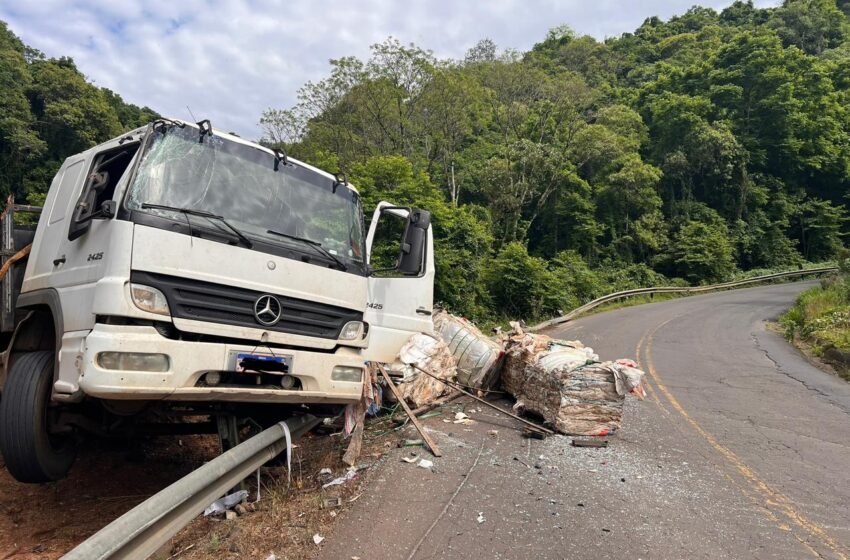 Caminhão tomba na SC-283 em Seara; motorista é encaminhado ao hospital