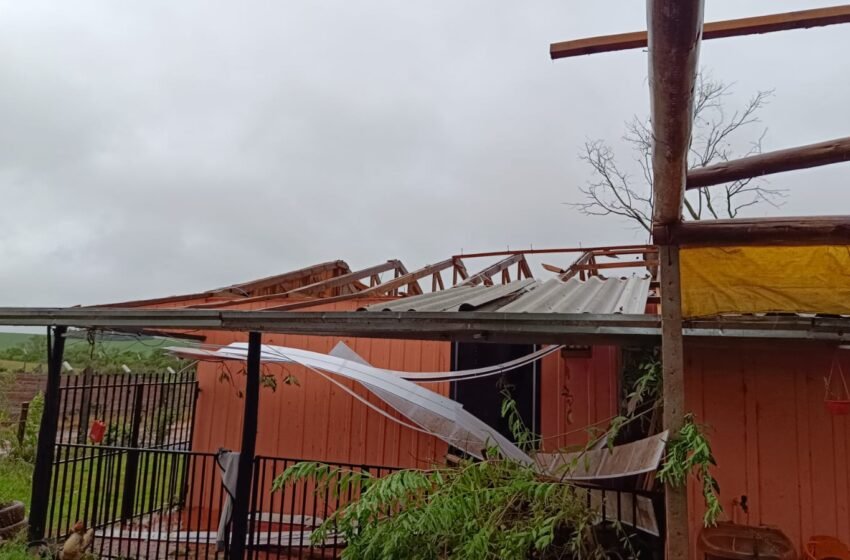 Vendaval e chuva intensa causam estragos no Oeste catarinense