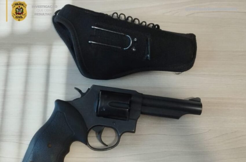 Polícia Civil de Xanxerê prende dois homens por porte irregular de arma de fogo após denúncia de ameaça