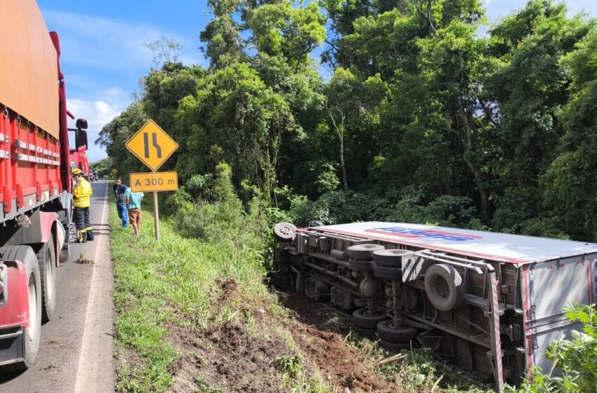Saída de pista com tombamento de caminhão mobiliza Bombeiros em Ponte Serrada
