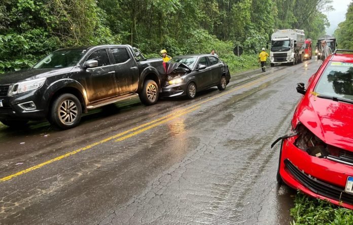 Colisão envolvendo quatro veículos é registrada na SC-283