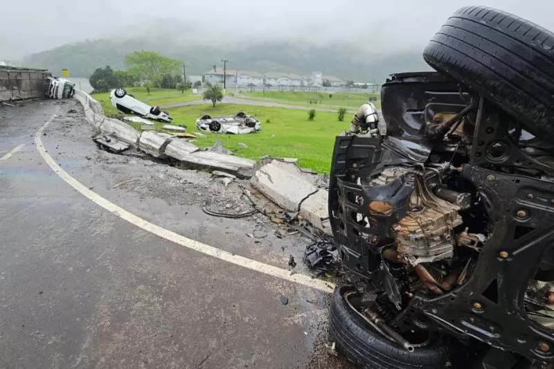 Tombamento de caminhão cegonha interdita SC-480 em Chapecó