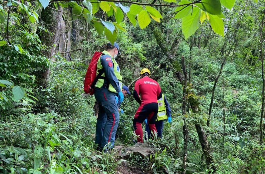 Corpo de Bombeiros resgata corpo em local de difícil acesso no Meio-Oeste
