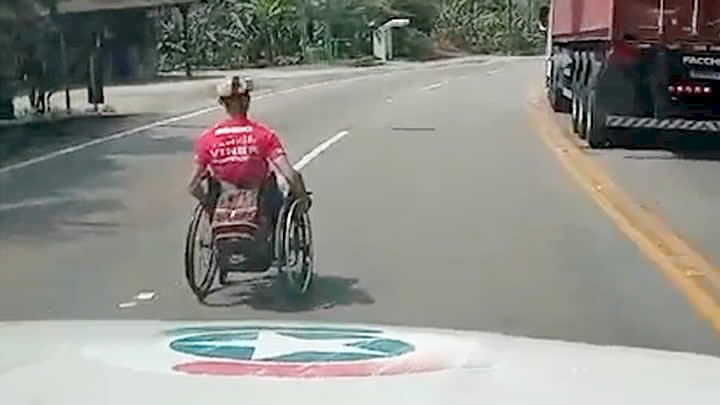 Cadeirante desce rodovia na Serra Dona Francisca e é abordado pela Polícia Rodoviária