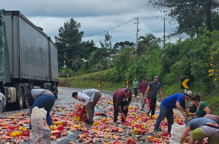 Colisão entre duas carretas na BR-282 em Ponte Serrada deixa motorista ferido
