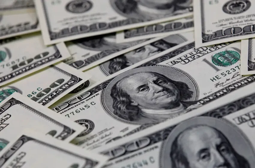 Dólar sobe para R$ 5,87 e fecha no maior nível em quatro anos