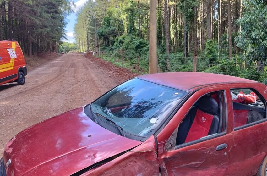 Acidente entre dois veículos no interior de Faxinal dos Guedes deixa cinco vítimas