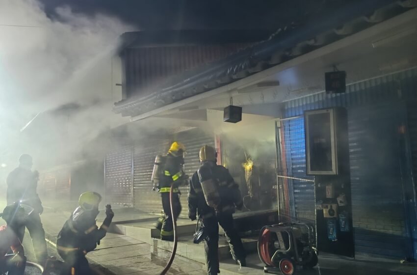 Incêndio em loja de camelódromo mobiliza Corpo de Bombeiros no centro de Chapecó