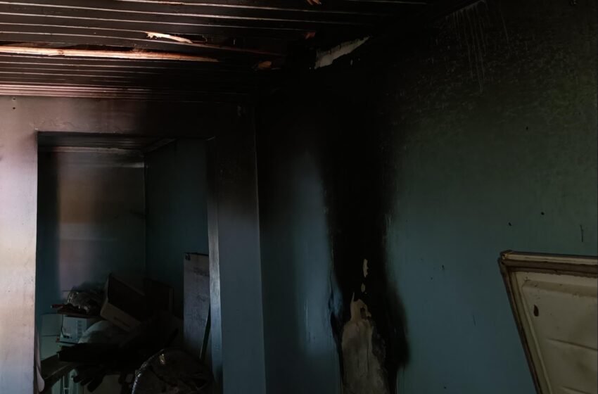 Incêndio residencial mobiliza bombeiros em Chapecó, no bairro Boa Vista