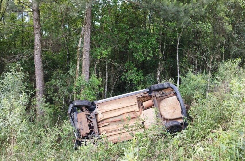 Saída de pista e capotamento na BR-282 deixa jovem ferida em Ponte Serrada