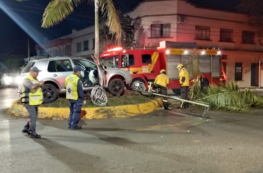 Carro colide com árvore e poste natalino em rotatória no centro de Xanxerê