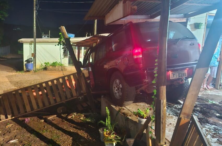  Veículo furtado é recuperado após colidir com residência em Abelardo Luz