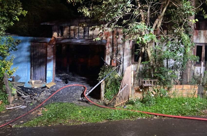 Incêndio destrói residência no bairro Palmital em Chapecó