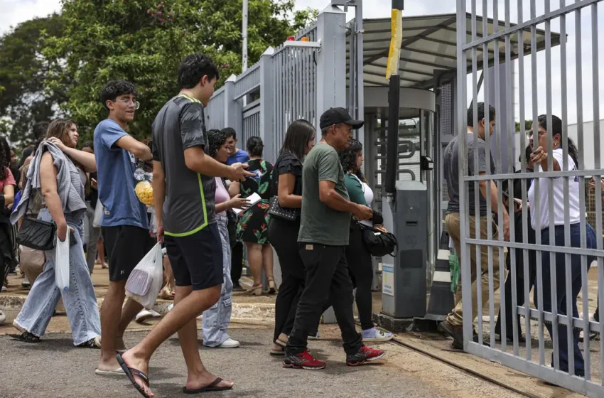  Estudantes aprovam tema da redação do Enem, mas acham prova cansativa