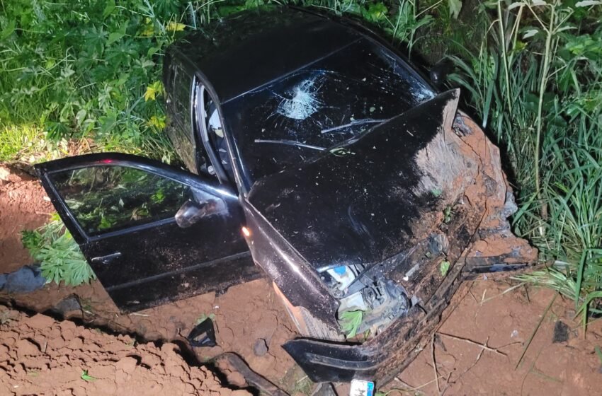 Saída de pista e capotamento deixa quatro vítimas na BR-282 em Xaxim
