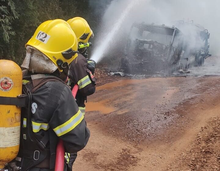 Incêndio em caminhão de asfalto mobiliza Corpo de Bombeiros em São Domingos