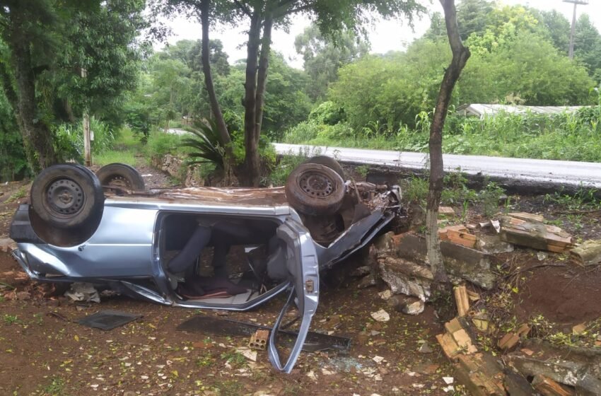 Saída de pista com capotamento deixa duas pessoas feridas em Bom Jesus