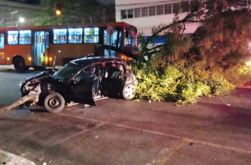 Colisão entre veículos e ônibus no centro de Chapecó mobiliza equipes de resgate