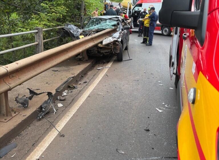 Carro atinge guard-rail em Chapecó e deixa quatro feridos