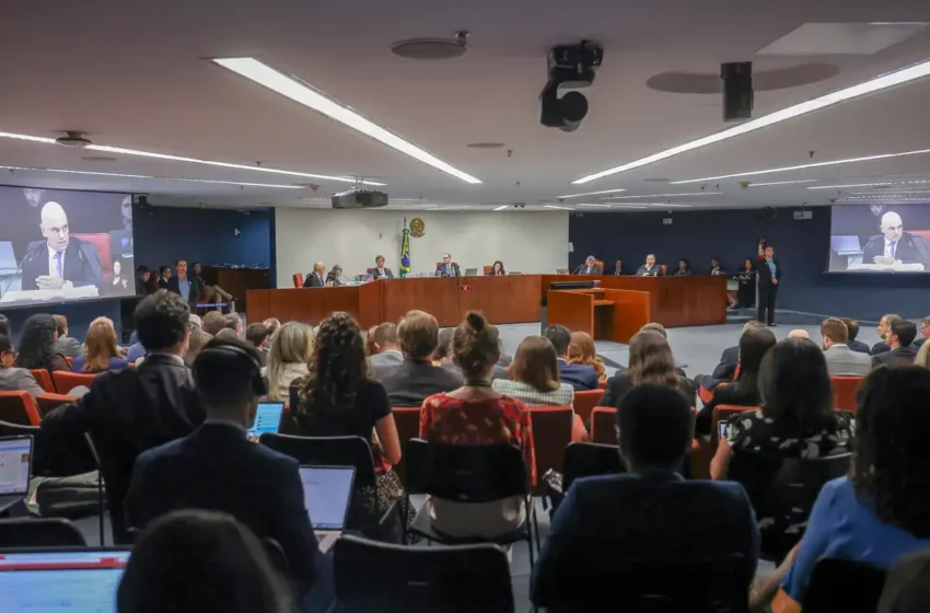 STF encerra primeiro dia do julgamento de Bolsonaro e aliados