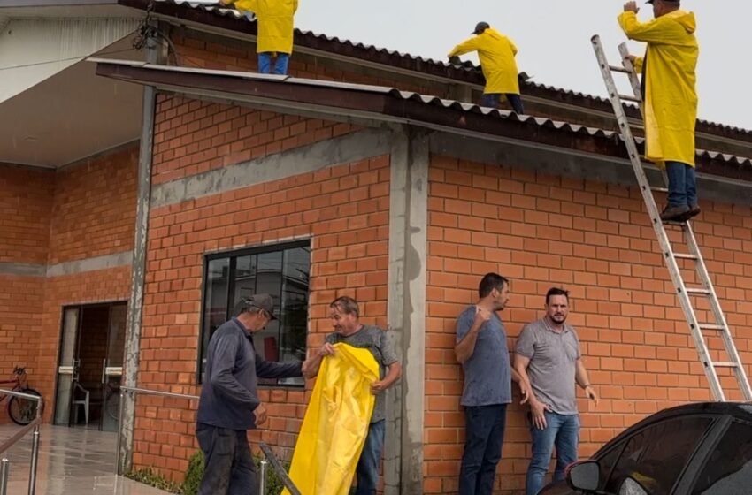 Vendaval causa destelhamentos em Faxinal dos Guedes nesta sexta-feira