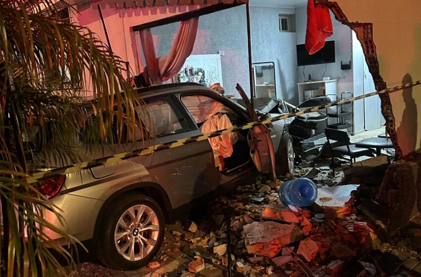  Carro invade salão de beleza em Xanxerê; motorista fica ferido