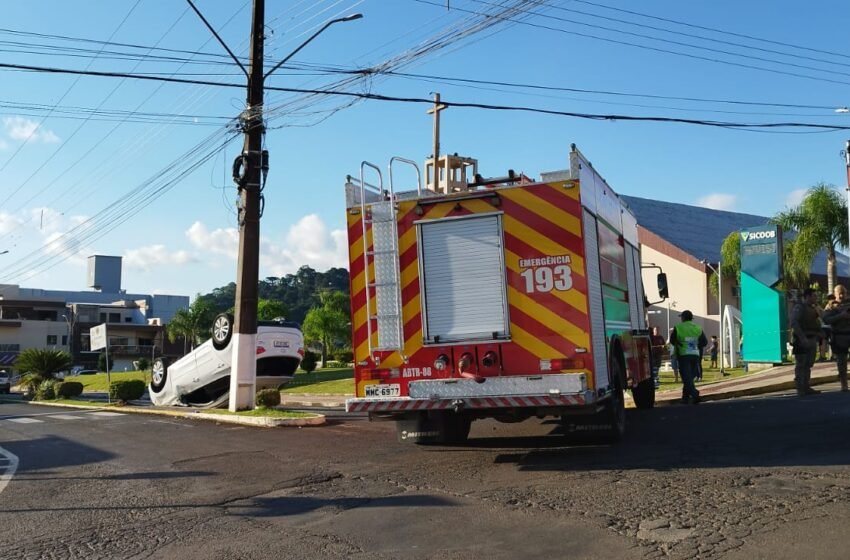  Acidente com capotamento mobiliza equipes de resgate em Ponte Serrada