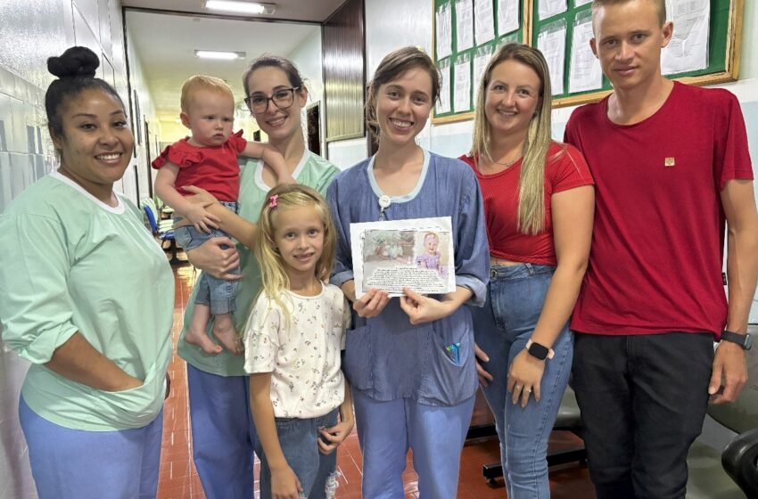  Família de Saudades visita o HRSP para agradecer por cuidados na UTI Neonatal