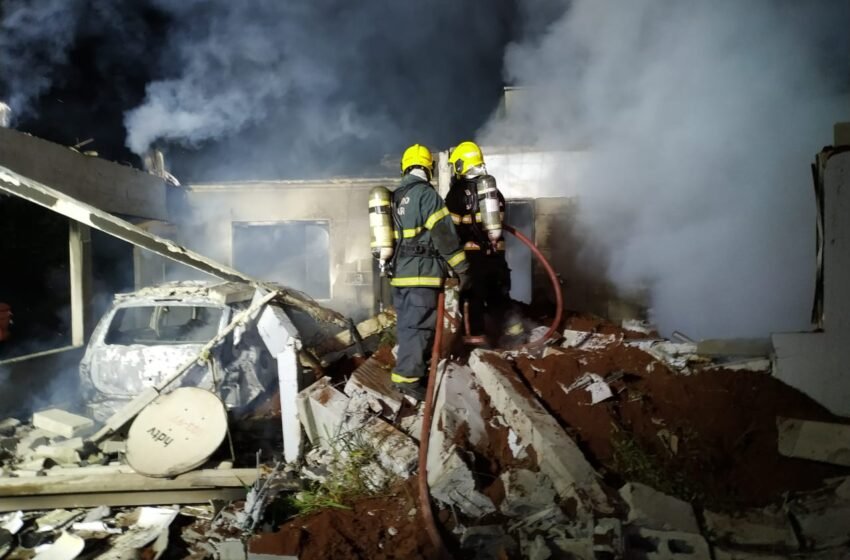  Incêndio destrói carro e atinge residência no centro de Bom Jesus